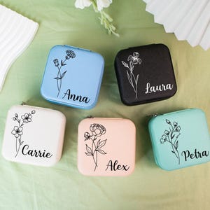 Portagioie da viaggio personalizzato, piccolo organizer quadrato per orecchini, scatola regalo per damigelle d'onore per sorelle e amiche, portagioie inciso per damigelle d'onore