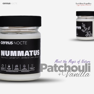 Puede incluir: Un tarro de vela blanco con una etiqueta negra que dice "cereus NOCTE NUMMATUS Patchouli, Cardamom, Vanilla & Cherry Blossom". La etiqueta también incluye información sobre la vela, como el tiempo de combustión, la mezcla de cera de soja, el producto vegano, hecho a mano y el peso. La vela está sobre una superficie blanca.