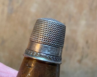 Size 11 No Maker’s Mark Sterling Silver Thimble - Unknown Triangle Egg And Dart Pattern (?) - Weighs 2.06 Grams