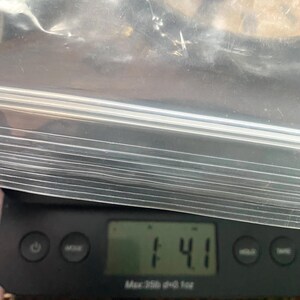 Puede incluir: Una b&aacute;scula digital muestra un peso de 14,1 onzas. La b&aacute;scula negra tiene varios botones y una pantalla digital. Una bolsa de pl&aacute;stico transparente que contiene finas varillas de metal plateado est&aacute; encima de la b&aacute;scula.