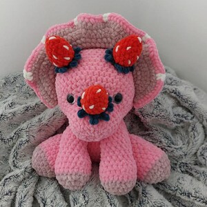 crochet plushie strawberry triceratops, pink dinosaur, plushie toy, handmade amigurumi, cuddly pink toy, cute dinosaur, crochet dino gift