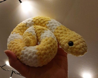 Serpiente de peluche de ganchillo hecha a mano: juguete amigurumi personalizable