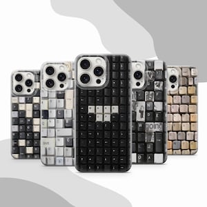Puede incluir: Cinco fundas transparentes para teléfono con diferentes diseños de teclado. Las fundas son todas en blanco y negro y presentan diferentes diseños de teclado. Las fundas son todas para el iPhone 14 Pro.