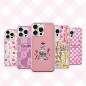 Peut inclure: Cinq coques de téléphone roses avec des motifs sur le thème des échecs. Les coques présentent des pièces d'échecs, des motifs de damier et du texte tel que "Checkmate" et "Make Your Move". Les coques sont conçues pour un smartphone.