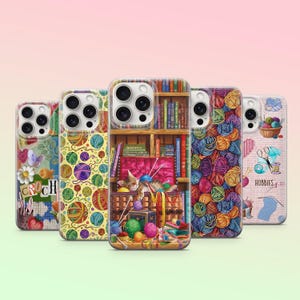 Könnte beinhalten: Fünf Handyhüllen mit farbenfrohen Designs. Eine Hülle zeigt eine Katze mit Garn und Büchern, eine andere hat Wollknäuel und andere haben Häkelmotive. Die Hüllen sind für ein Smartphone konzipiert.