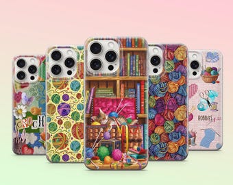 Könnte beinhalten: Fünf Handyhüllen mit farbenfrohen Designs. Eine Hülle zeigt eine Katze mit Garn und Büchern, eine andere hat Wollknäuel und andere haben Häkelmotive. Die Hüllen sind für ein Smartphone konzipiert.