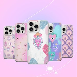 Peut inclure: Cinq coques de téléphone avec des motifs variés. Les motifs incluent des yeux, des cœurs, des étoiles et des formes abstraites, dans des tons roses, bleus et violets. L'ensemble est présenté sur un fond rose clair, avec des motifs modernes.