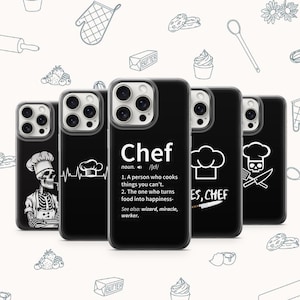 以下が含まれることがあります： 白いデザインが施された黒い携帯電話ケースが4つ。ケースには、シェフの帽子、シェフの帽子が付いた鼓動、シェフの帽子に「はい、シェフ」の文字、そしてシェフの帽子が付いたドクロと交差した骨が描かれています。ケースの文字は「シェフ」と書いてあり、単語の定義が含まれています。