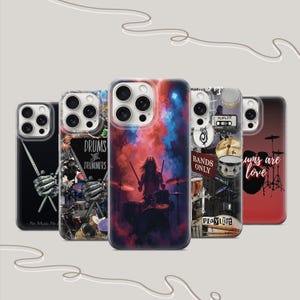 Op de afbeelding: Vier verschillende telefoonhoesjes met een drumthema. De hoesjes zijn allemaal transparant en hebben verschillende ontwerpen, waaronder een drummer die een drumstel bespeelt, een stadsbeeld met een drumstel op de voorgrond en een drumstel met de tekst "Drums are love".