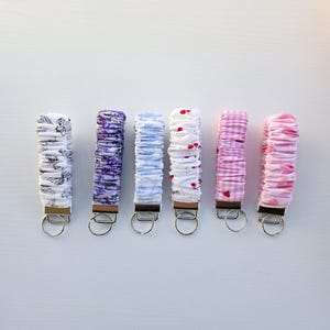 Pulsera de tela con llavero Scrunchie