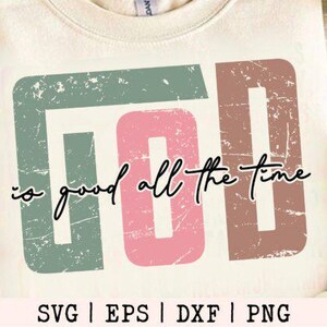 Puede incluir: Sudadera de color crema con un diseño gráfico desgastado. El diseño presenta las palabras "GOD is good all the time" en una mezcla de colores, incluyendo verde, rosa y marrón. La sudadera es de estilo casual.