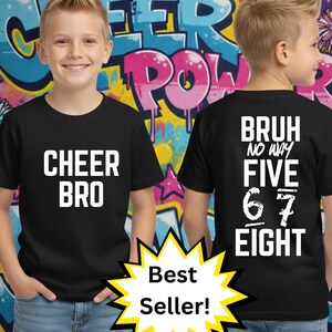 Peut inclure: T-shirts noirs avec texte blanc. L'un dit "CHEER BRO" devant. L'autre dit "BRUH NO WAY FIVE 6 7 EIGHT" au dos. Un graphique "Best Seller!" est au premier plan.