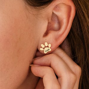 Paw Print Name Earrings, Gold Paw Stud Earrings, Engraved Paw Earrings, Personalized Pet Name Earrings, Pet Remembrance Studs, Gift for Her