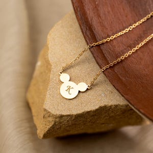 Musse Pigg initialhalsband, Disney-bokstäversmycken, graverat halsband, hänge med tecknad bokstav, födelsedagspresent till henne, present till systerdotter bild 8