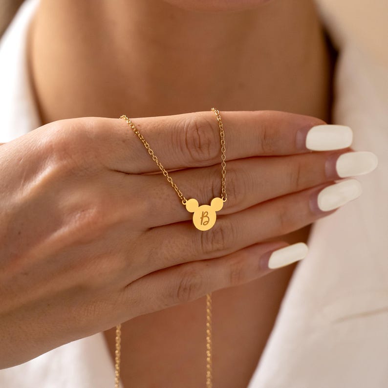 Musse Pigg initialhalsband, Disney-bokstäversmycken, graverat halsband, hänge med tecknad bokstav, födelsedagspresent till henne, present till systerdotter bild 4