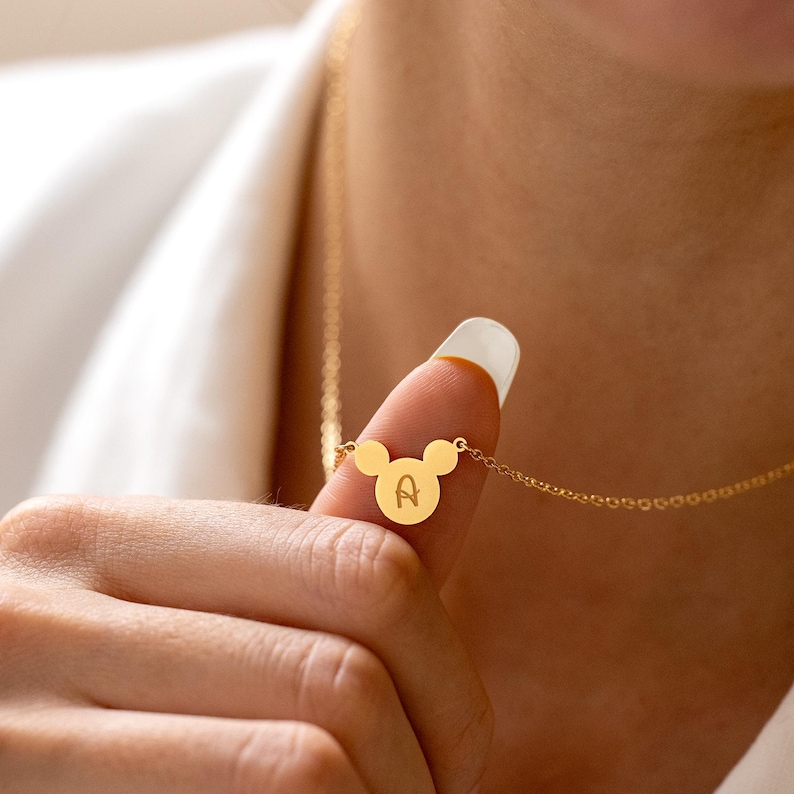Musse Pigg initialhalsband, Disney-bokstäversmycken, graverat halsband, hänge med tecknad bokstav, födelsedagspresent till henne, present till systerdotter bild 2