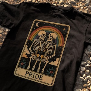 T-shirt PRIDE Skeleton Tarot - Maglietta LGBTQ retrò arcobaleno, grafica gotica Queer Love, maglietta vintage per l'uguaglianza per l'orgoglio