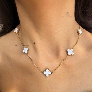 18Kゴールドメッキ両面ラッキー四つ葉のクローバーネックレスミニマリストジュエリー、彼女へのギフト、クローバー風、ラッキークローバーチャームゴールドモチーフ