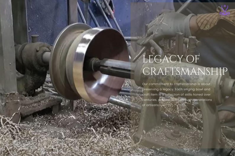 K&ouml;nnte beinhalten: Nahaufnahme eines Metall-Singbeh&auml;lters, der auf einer Drehbank geformt wird. Die Schale wird von einem Metallstab gedreht, und auf dem Boden liegen Metallsp&auml;ne. Der Text "LEGACY OF CRAFTSMANSHIP" ist &uuml;ber das Bild gelegt. Unser Engagement f&uuml;r Handwerkskunst besteht darin, ein Verm&auml;chtnis zu bewahren. Jede Singenschale und jedes handwerkliche Produkt ist ein Spiegelbild von &uuml;ber Jahrhunderte hinweg verfeinerten F&auml;higkeiten, die &uuml;ber Generationen von Handwerkern weitergegeben wurden.