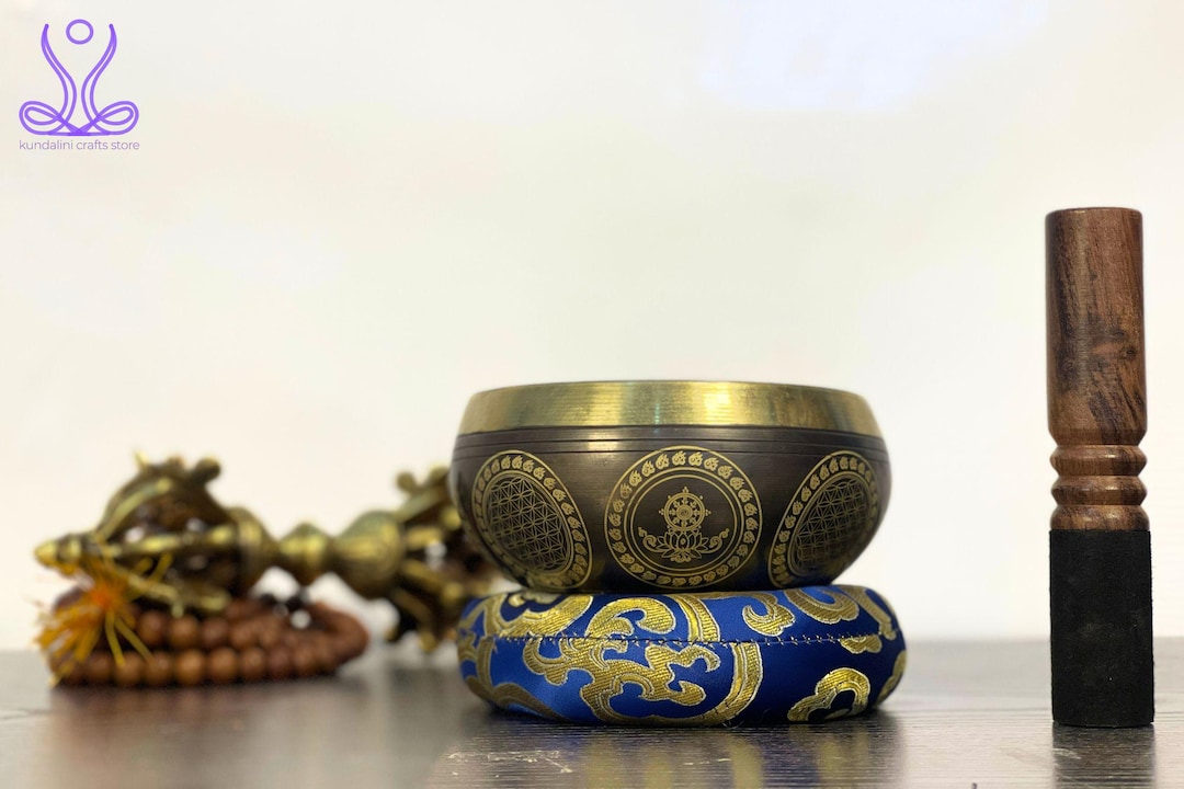 セブンチャクラシンギングボウル：手作りチベットヨギボウル - Etsy 日本