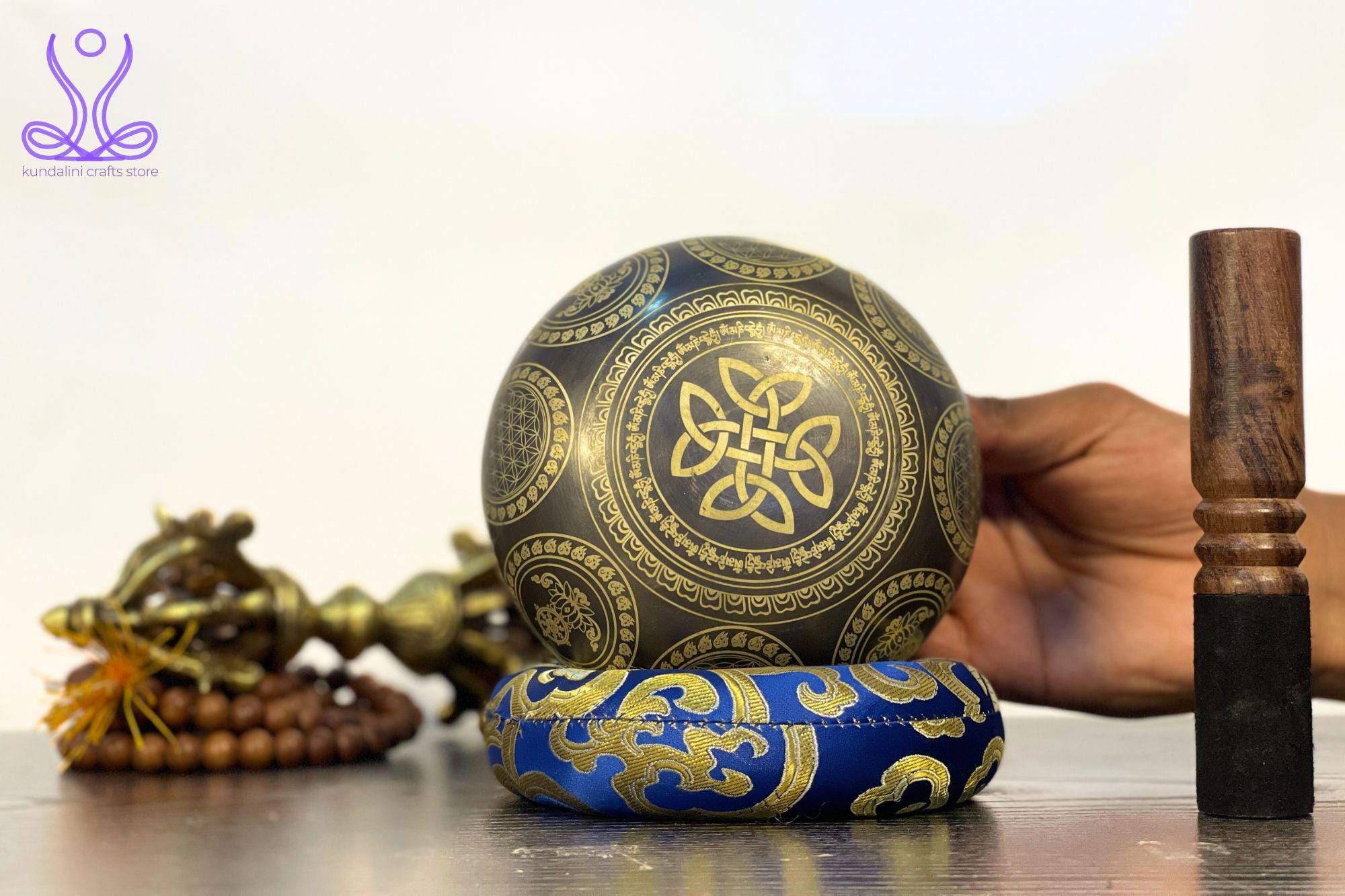 セブンチャクラシンギングボウル：手作りチベットヨギボウル - Etsy 日本