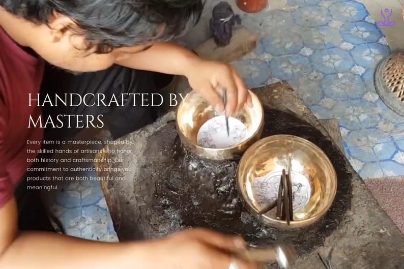 K&ouml;nnte beinhalten: Eine Person fertigt handwerklich ein Paar Metall-Sing-Schalen an. Die Schalen sind poliert und haben komplizierte Designs. Der Text "HANDCRAFTED BY MASTERS" ist auf dem Bild zu sehen. Jedes St&uuml;ck ist ein Meisterwerk, geformt von den geschickten H&auml;nden von Handwerkern, die sowohl Geschichte als auch Handwerkskunst ehren. Unser Engagement f&uuml;r Authentizit&auml;t bringt Ihnen Produkte, die sowohl sch&ouml;n als auch bedeutungsvoll sind.