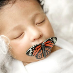 Butterfly Baby Pacifier: Elegant Newborn Soother bild 1