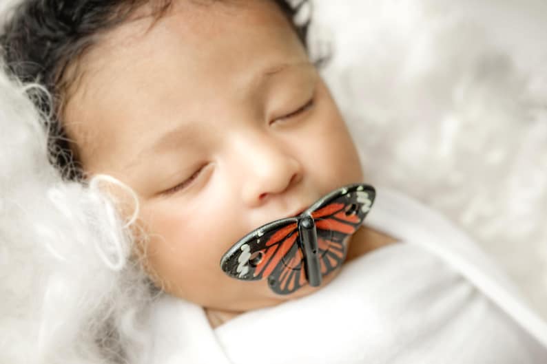 Butterfly Baby Pacifier: Elegant Newborn Soother bild 1