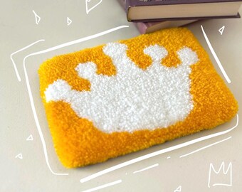 Alfombra artesanal con diseño de corona, alfombra con aguja perforadora, hilo acrílico naranja y blanco para decoración del hogar.