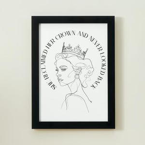 Può includere: Stampa in bianco e nero di arte di linea di una donna con una corona. Il testo intorno alla donna dice "Ha rivendicato la sua corona e non ha mai guardato indietro."