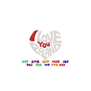 Könnte beinhalten: Ein weißes herzförmiges Design mit den Worten "I Love You Poland" in einer stilisierten Schrift. Das "I" ist rot, das "Love You" ist weiß und "Poland" ist weiß mit einem roten Streifen. Die Wörter "DST EMB EXP HUS JEF PEC PES VIP VP3 XXX" stehen unter dem Herzen in verschiedenen Farben.