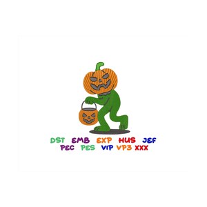 Könnte beinhalten: Ein Halloween-Stickdesign mit einer grünen Figur mit einem Kürbiskopf und einem Jack-o'-Lantern-Eimer. Das Design enthält den Text "DST EMB EXP HUS JEF PEC PES VIP VP3 XXX" in verschiedenen Farben.