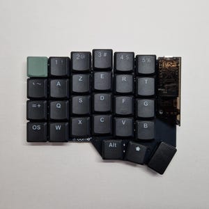 Corne Plus Slim - 54 タッチ - Prêt à l'emploi - FLACON プログラム可能 - Entièrement assemblé et soudé - Plaque arrière enアルミニウム