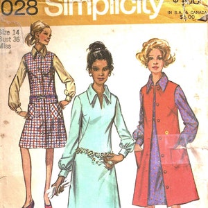 Op de afbeelding: Een vintage naaipatroon voor een jurk met drie verschillende stijlen. Het patroon is voor maat 14, borstomvang 36, en is voor dames. Het patroon toont drie vrouwen die de jurk in verschillende stijlen dragen. De eerste vrouw draagt een geruite jurk met een vest. De tweede vrouw draagt een effen blauwe jurk met een riem. De derde vrouw draagt een rode jurk met een vest.