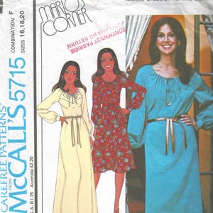 Könnte beinhalten: Vintage McCall's Schnittmuster mit drei Kleiderdesigns. Das Muster enthält die Größen 16, 18 und 20. Das Cover zeigt Illustrationen der Kleider in Creme, floralem Rot und Türkis. Der Text lautet "Mario's Corner" und "Damenkleid oder Oberteil und Rock."