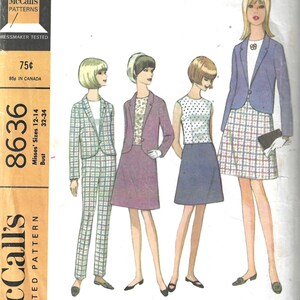 以下が含まれることがあります： ヴィンテージMcCall'sの裁縫パターン。女性用セパレーツのイラストが特徴です。スカート、ジャケット、トップス、パンツが含まれています。モデルは、チェック柄や水玉模様など、さまざまな色とパターンで服を着ています。パターン番号は8636です。