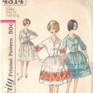 Peut inclure: Patron de couture Simplicity imprimé vintage 4314 pour jeune fille taille 11, tour de poitrine 80 cm. Le patron propose trois modèles de robes à col et jupes évasées. Les robes sont présentées dans divers motifs et couleurs, dont des rayures, des fleurs et des carreaux.