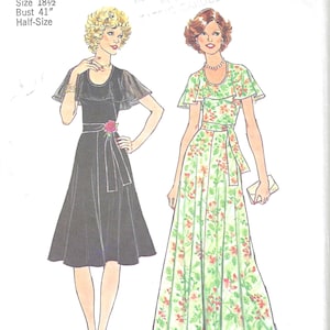 Peut inclure: Patron de couture Simplicity 7383 présentant deux modèles de robes demi-mesure. L'une est noire avec un détail floral, l'autre à imprimé floral. Le patron comprend la taille 18 1/2 et un tour de poitrine de 104 cm.