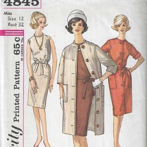 1963 Ärmlös smal klänning med knytbälte och kappa Simplicity 4845 Symönster Middagsklänning och kappa - Byst 32