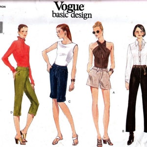 Puede incluir: Un patrón de costura para cuatro atuendos diferentes, que incluyen una blusa de cuello alto roja con pantalones verdes, un top blanco sin mangas con pantalones cortos de mezclilla azul, un top halter marrón con pantalones cortos beige y una camisa blanca abotonada con pantalones negros. El patrón es de Vogue basic design y es para las tallas 6-8-10.