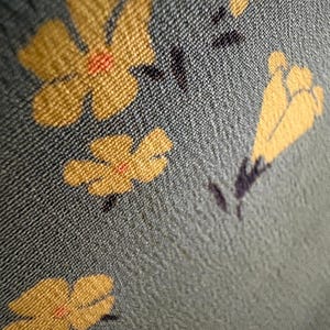 以下が含まれることがあります： 手作りの木製サインで、手書き風の「Welcome to our home」の文字が書かれています。 白く塗装され、黒い文字とアンティーク調の仕上げが施されており、家の装飾に最適です。