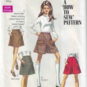 Könnte beinhalten: Ein Vintage-Schnittmuster für einen Rock mit Taschen. Das Schnittmuster ist für die Größen 10-18 und enthält Anweisungen zum Nähen der Taschen. Das Schnittmuster ist von Simplicity und heißt "A 'How to Sew' Pattern".