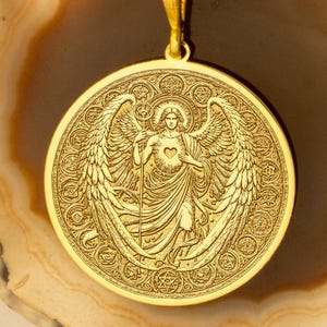 Collar del Arcángel Chamuel bañado en oro: símbolo de amor, compasión y sanación.