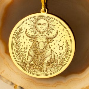 Pozłacany naszyjnik z symbolem znaku zodiaku Byk – symbol stabilności, siły i determinacji