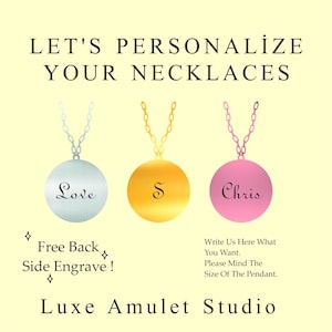 Pu&ograve; includere: Immagine di tre collane personalizzate con ciondoli rotondi. Una &egrave; argentata con "Love", una &egrave; dorata con "S" e una &egrave; rosa con "Chris". L'immagine include il testo "Let's Personalize Your Necklaces" e "Luxe Amulet Studio".
