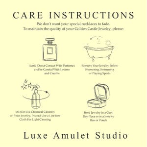 Puede incluir: Gr&aacute;fico color crema con instrucciones de cuidado de joyas. El texto dice "CARE INSTRUCTIONS" y proporciona consejos como evitar perfumes, quitarse las joyas antes de hacer deporte y usar un pa&ntilde;o sin pelusas para limpiar. El logotipo de Luxe Amulet Studio est&aacute; en la parte inferior.