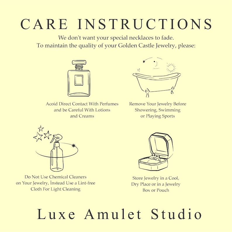 Puede incluir: Gr&aacute;fico color crema con instrucciones de cuidado de joyas. El texto dice "CARE INSTRUCTIONS" y proporciona consejos como evitar perfumes, quitarse las joyas antes de hacer deporte y usar un pa&ntilde;o sin pelusas para limpiar. El logotipo de Luxe Amulet Studio est&aacute; en la parte inferior.
