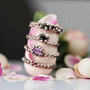 Anillo apilable de plata de ley oxidada: zafiro y amatista, hecho a mano