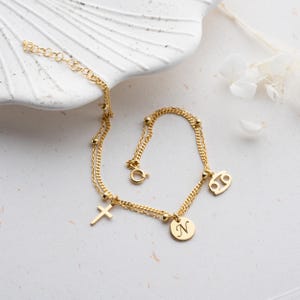Pulseira de pingente de disco com letra de corrente dupla dourada, pulseira de cruz de disco inicial personalizada em prata, pulseira de pingente inicial pequena, presente para mulheres