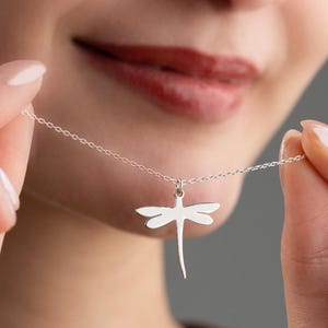 Srebrny naszyjnik Tiny Dainty Dragonfly, prosty wisiorek Dragonfly Charm, naszyjnik pamiątkowy Bug Lover Good Luck dla mamy, biżuteria z owadami